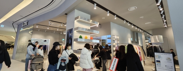 성수동에서 핫한 ‘LCDC’가 스타필드 수원 2층에 패션&라이프스타일 편집숍 ‘SHOP LCDC(숍 엘씨디씨)’와 카페 ‘이페메라 ’를 결합한 복합 매장을 오픈했다.